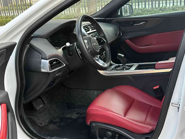 Фото 6 - Jaguar XE L