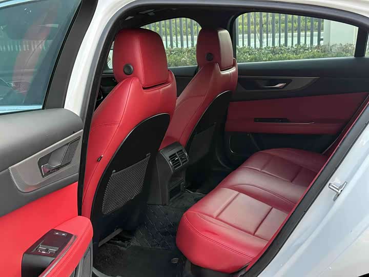 Фото 7 - Jaguar XE L