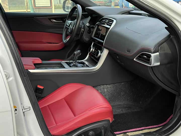 Фото 8 - Jaguar XE L