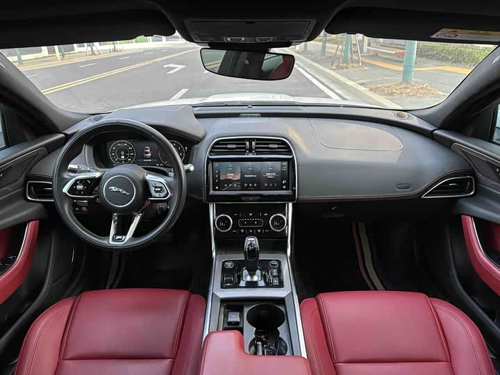 Фото 9 - Jaguar XE L