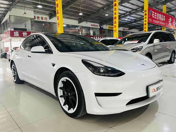 Фото 3 - Tesla Model 3