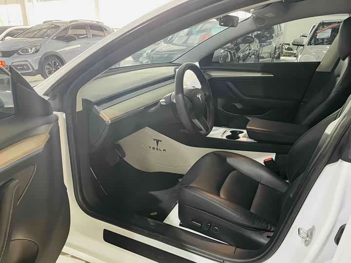 Фото 4 - Tesla Model 3