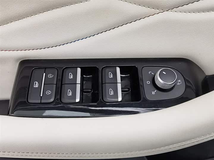 Фото 9 - Geely Monjaro