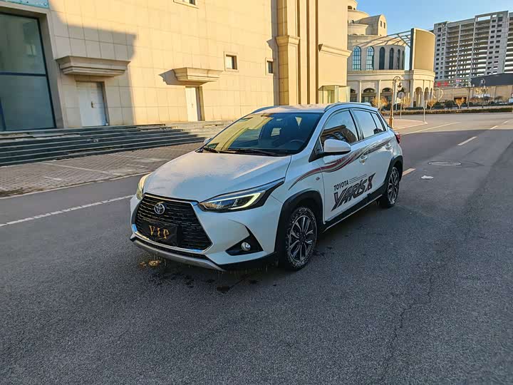 Фото 1 - Toyota Yaris L Hatchback