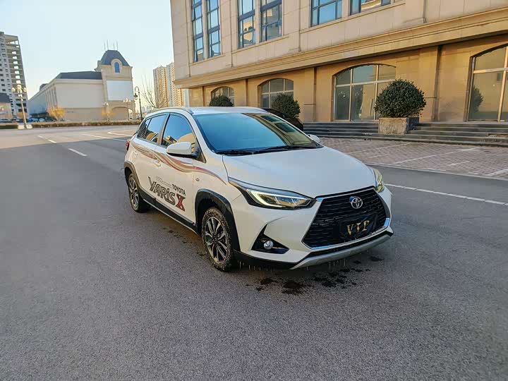 Фото 3 - Toyota Yaris L Hatchback