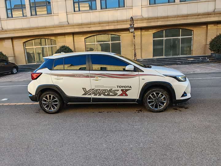 Фото 4 - Toyota Yaris L Hatchback