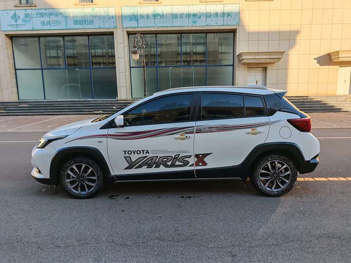 Фото 5 - Toyota Yaris L Hatchback