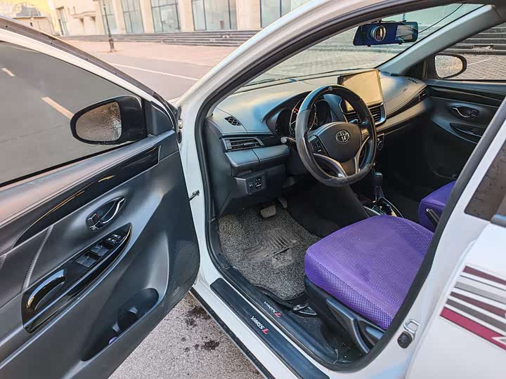 Фото 6 - Toyota Yaris L Hatchback