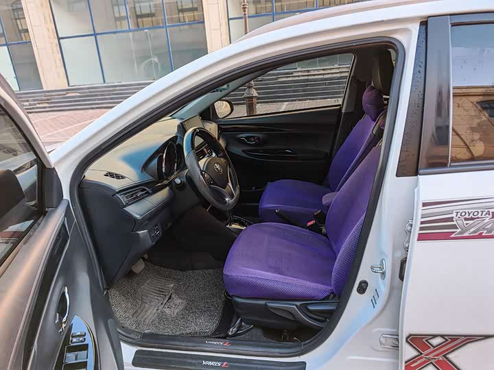 Фото 7 - Toyota Yaris L Hatchback