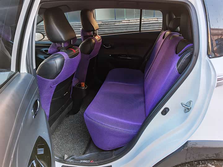 Фото 8 - Toyota Yaris L Hatchback