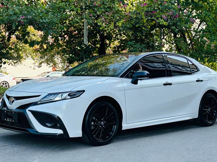 Фото 1 - Toyota Camry