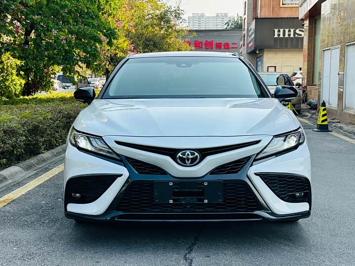 Фото 2 - Toyota Camry