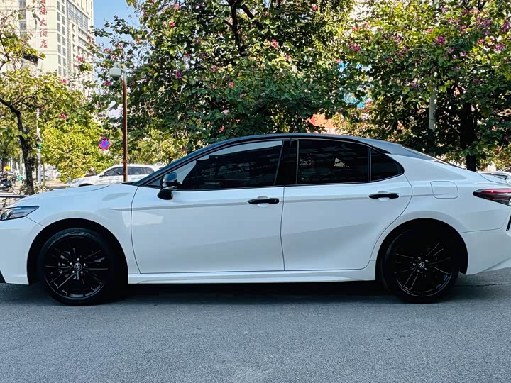 Фото 4 - Toyota Camry