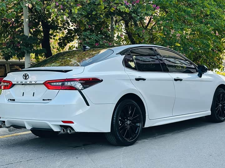 Фото 7 - Toyota Camry