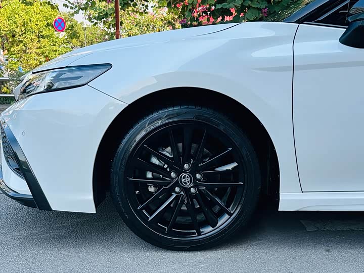 Фото 8 - Toyota Camry