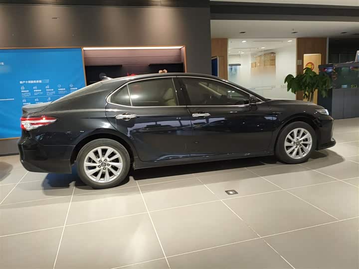 Фото 5 - Toyota Camry