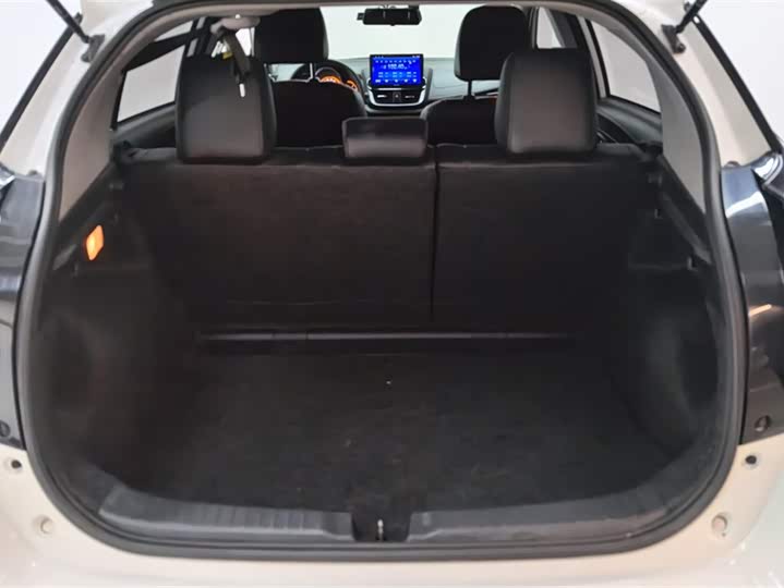 Фото 4 - Toyota Yaris L Hatchback