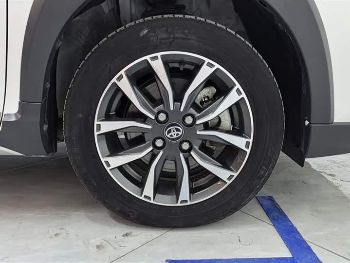 Фото 6 - Toyota Yaris L Hatchback