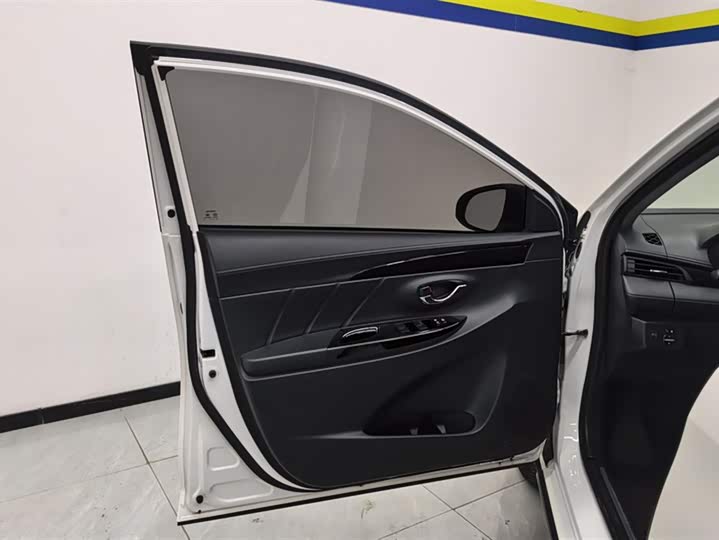 Фото 7 - Toyota Yaris L Hatchback