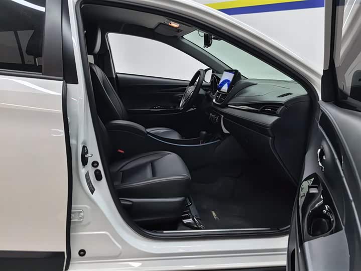 Фото 8 - Toyota Yaris L Hatchback