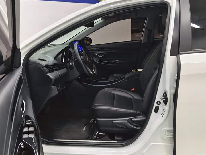 Фото 9 - Toyota Yaris L Hatchback