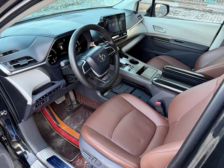 Фото 7 - Toyota Sienna