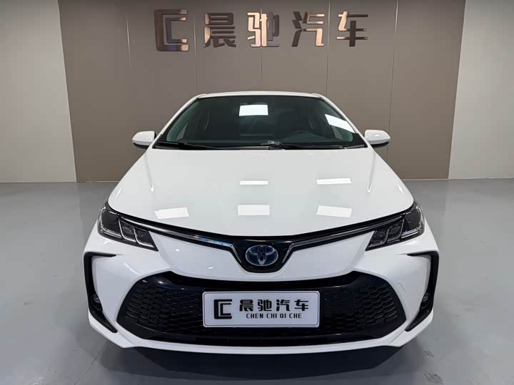 Фото 2 - Toyota Corolla