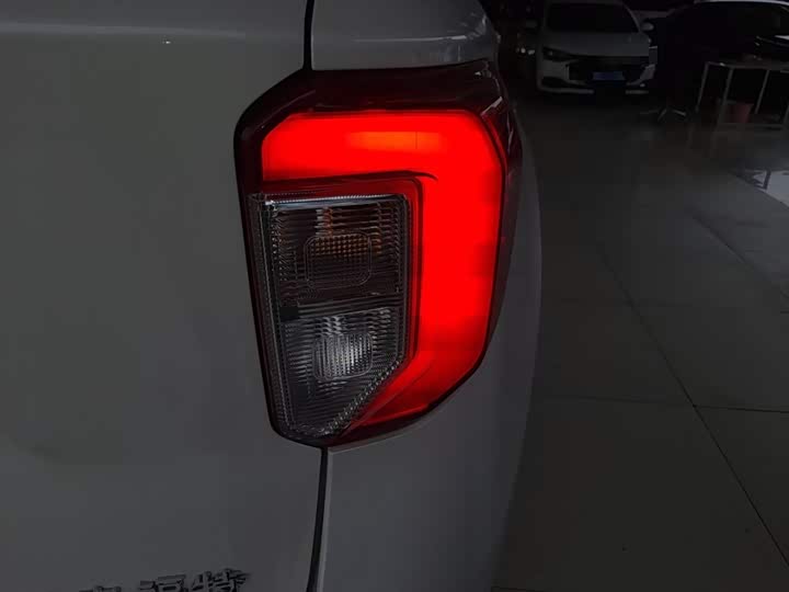 Фото 8 - Ford Explorer