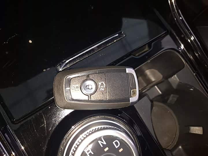 Фото 9 - Ford Explorer