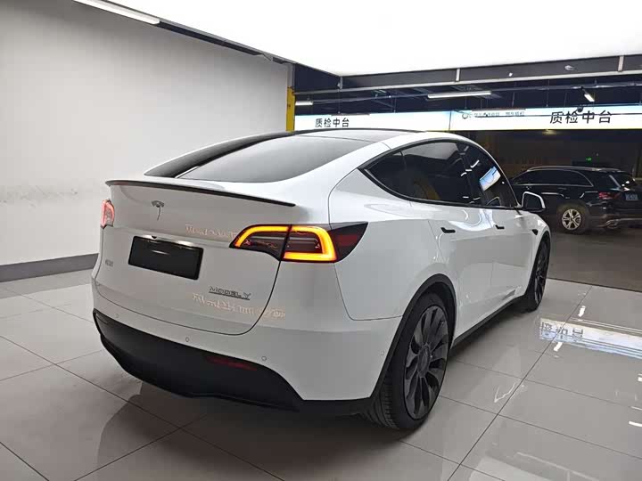 Фото 4 - Tesla Model Y