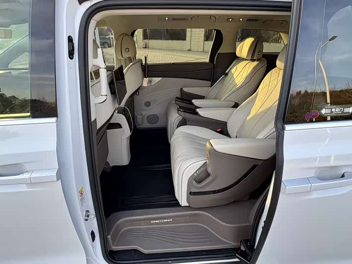 Фото 5 - Denza D9