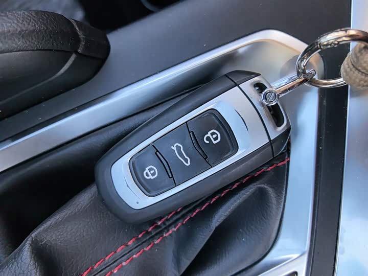 Фото 8 - Geely Vision X3