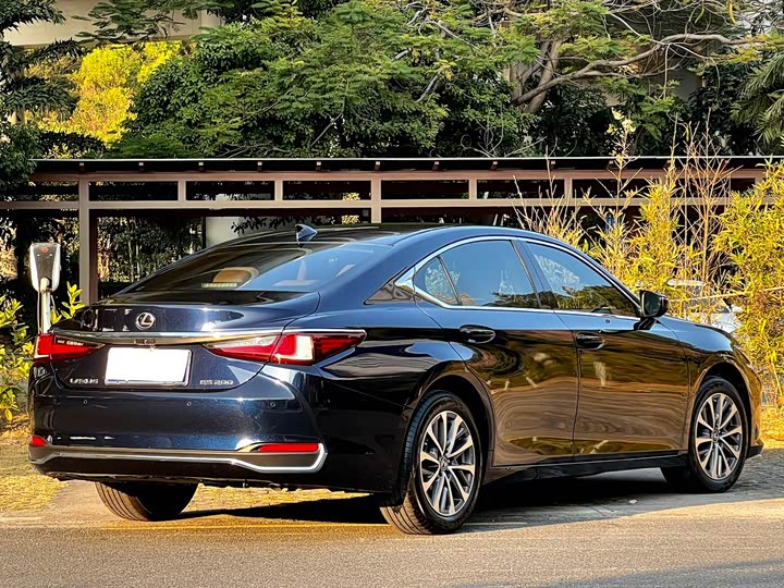 Фото 3 - Lexus ES