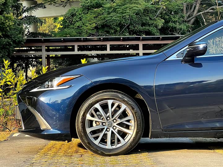 Фото 6 - Lexus ES