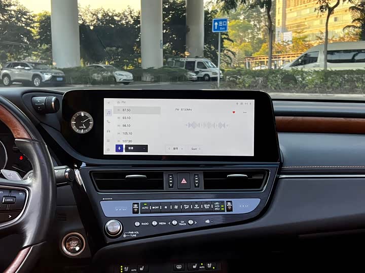 Фото 9 - Lexus ES