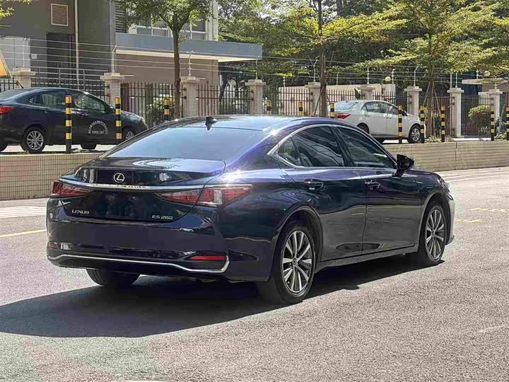 Фото 3 - Lexus ES