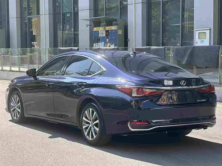Фото 4 - Lexus ES