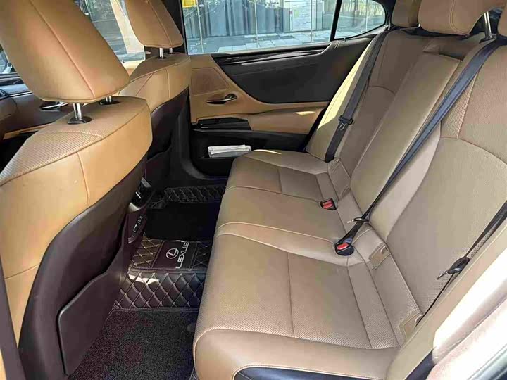 Фото 6 - Lexus ES