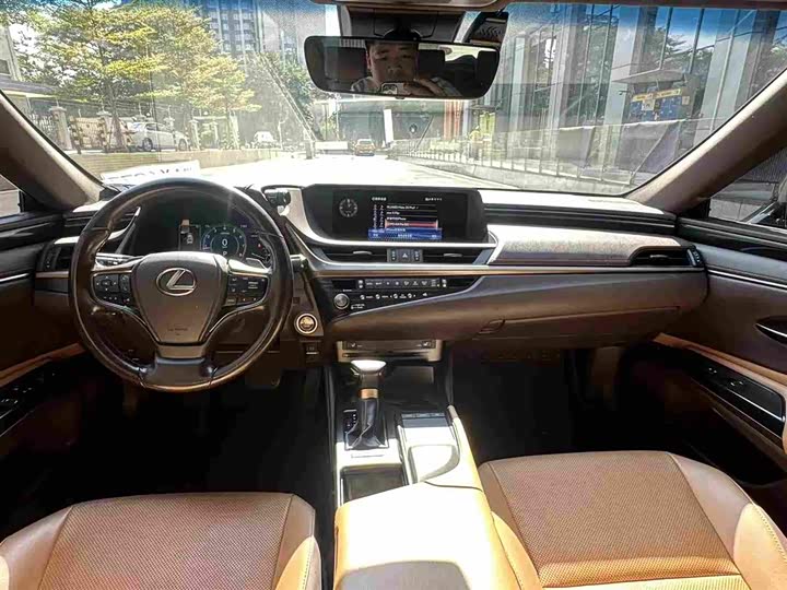 Фото 7 - Lexus ES