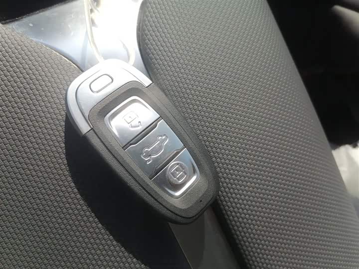 Фото 9 - Hongqi E-QM5