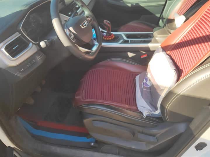 Фото 9 - Geely Vision X6