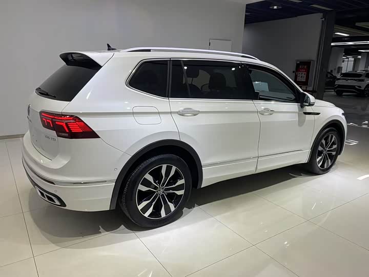 Фото 9 - Volkswagen Tiguan L Pro