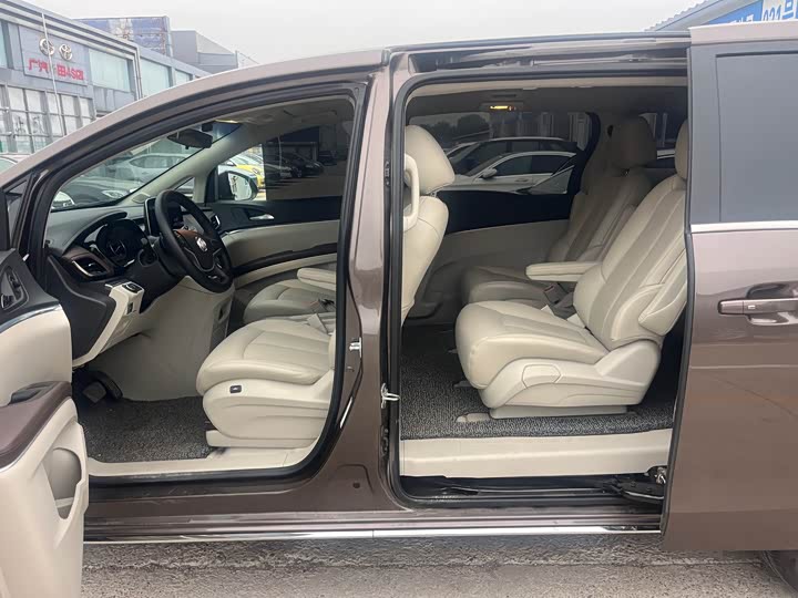 Фото 4 - Buick GL8 ES