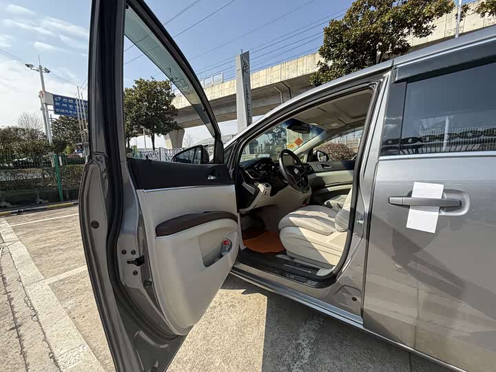 Фото 7 - Buick GL8 ES