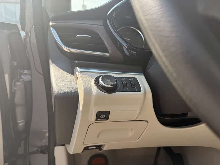 Фото 8 - Buick GL8 ES