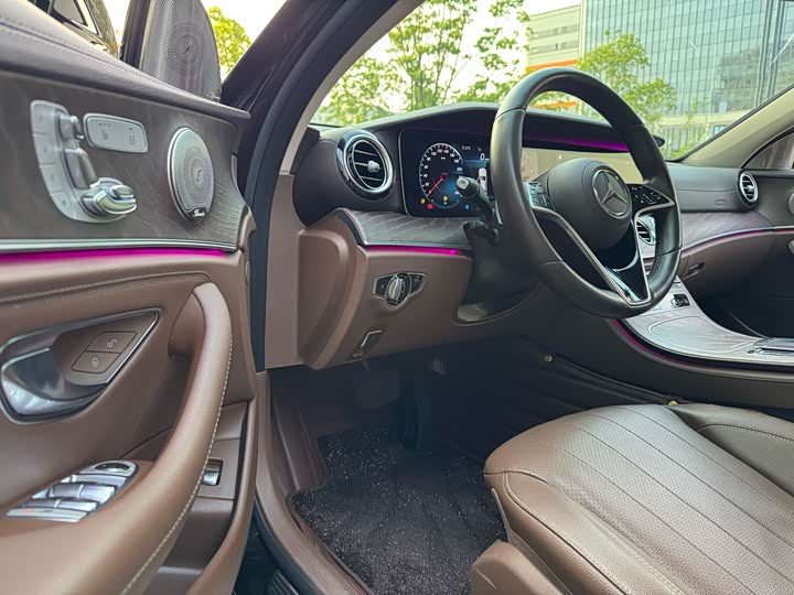 Фото 4 - Mercedes-Benz E-Class