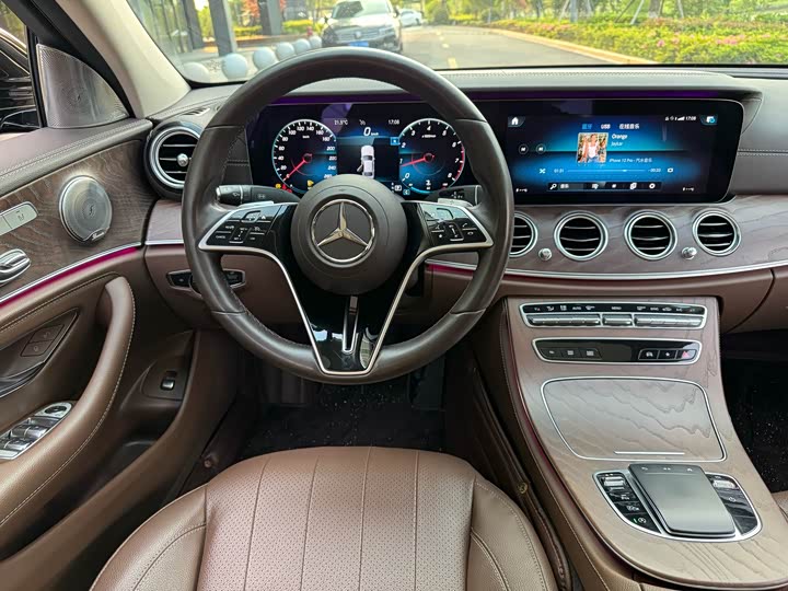 Фото 6 - Mercedes-Benz E-Class