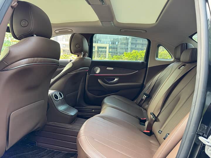 Фото 8 - Mercedes-Benz E-Class