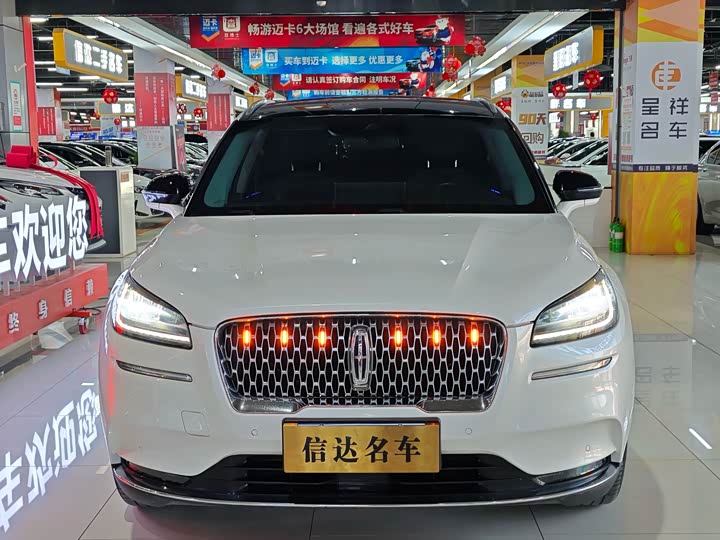 Фото 2 - Lincoln Corsair