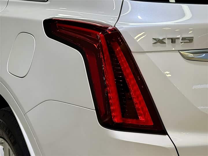 Фото 9 - Cadillac XT5